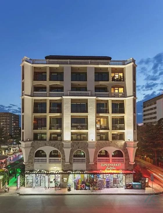 Priestranný 2-izbový apartmán 83,21 m² s 2 kúpeľňami a výhľadom na more v komplexe Babylon na Slnečnom pobreží. - 1