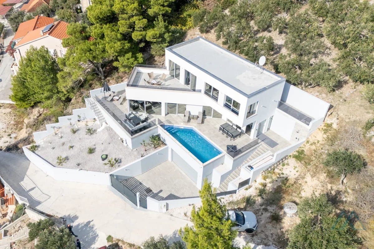 Vila s panoramatickým výhľadom na more a infinity bazénom, 70m od mora, Omiš – Dalmácia - 2