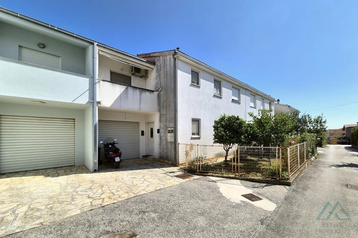 Rodinný radový dom na dvoch podlažiach, 500m od mora, Kaštel Lukšić – Dalmácia - 1