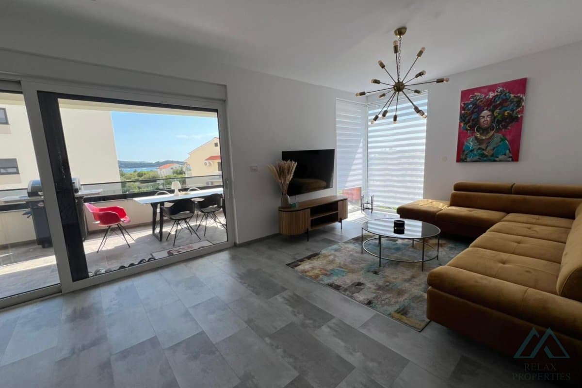 Priestranný 3-izbový apartmán so záhradou, Vodice – Dalmácia - 2