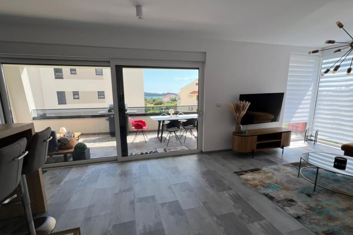 Priestranný 3-izbový apartmán so záhradou, Vodice – Dalmácia - 1