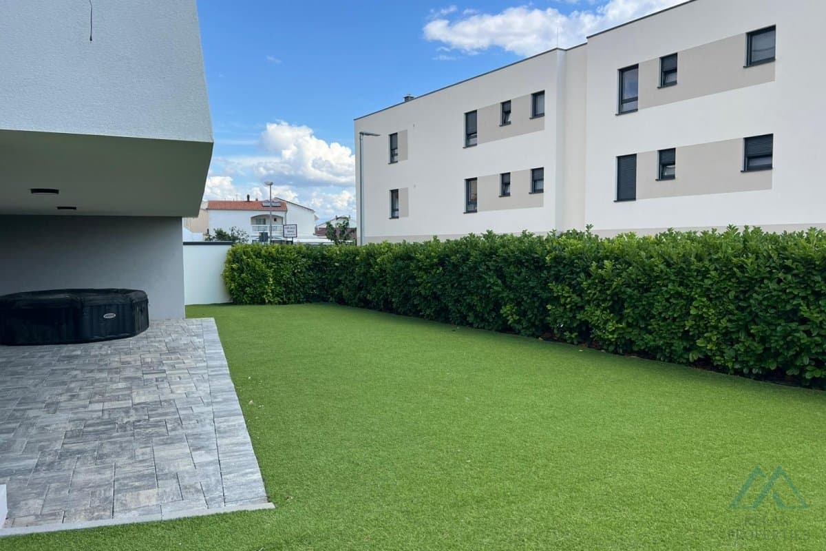 Priestranný 3-izbový apartmán so záhradou, Vodice – Dalmácia - 3