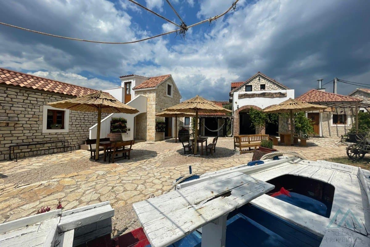 Turistický komplex pri mori – etno dedinka, Vodice, prvá línia pri mori - 1