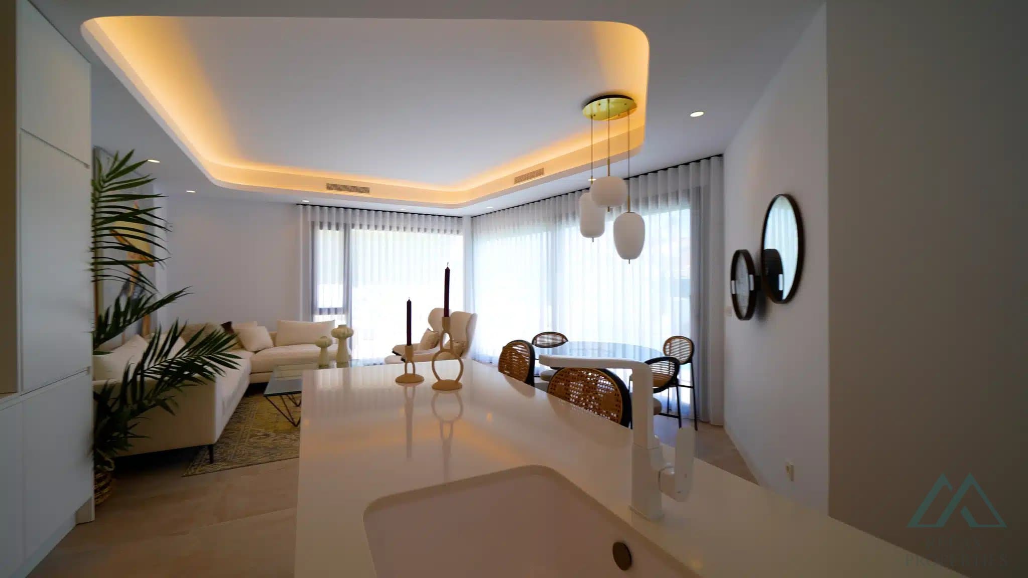 4-izbová vila v Villa Le Mans, Los Altos s privátnym bazénom - 3