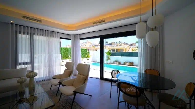 4-izbová vila v Villa Le Mans, Los Altos s privátnym bazénom - 4