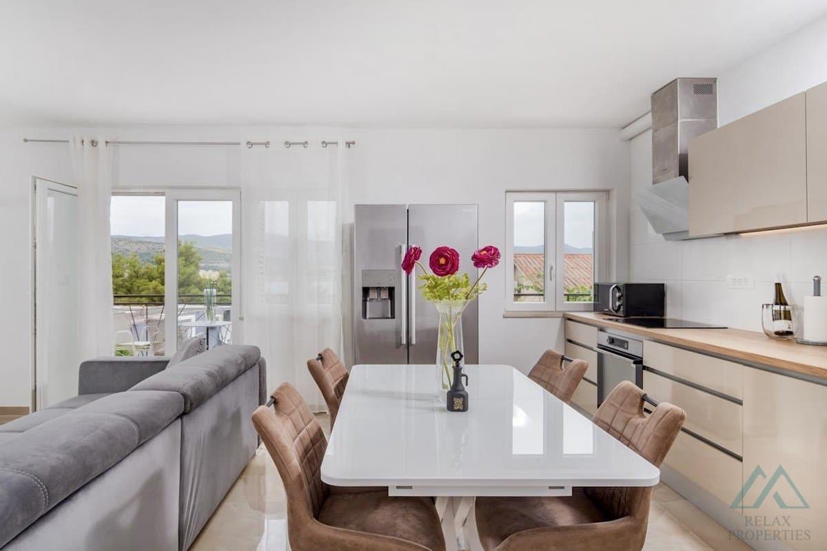 Zrekonštruovaný apartmán s výhľadom na more a veľkou záhradou – Trogir, 100 m od mora - 2