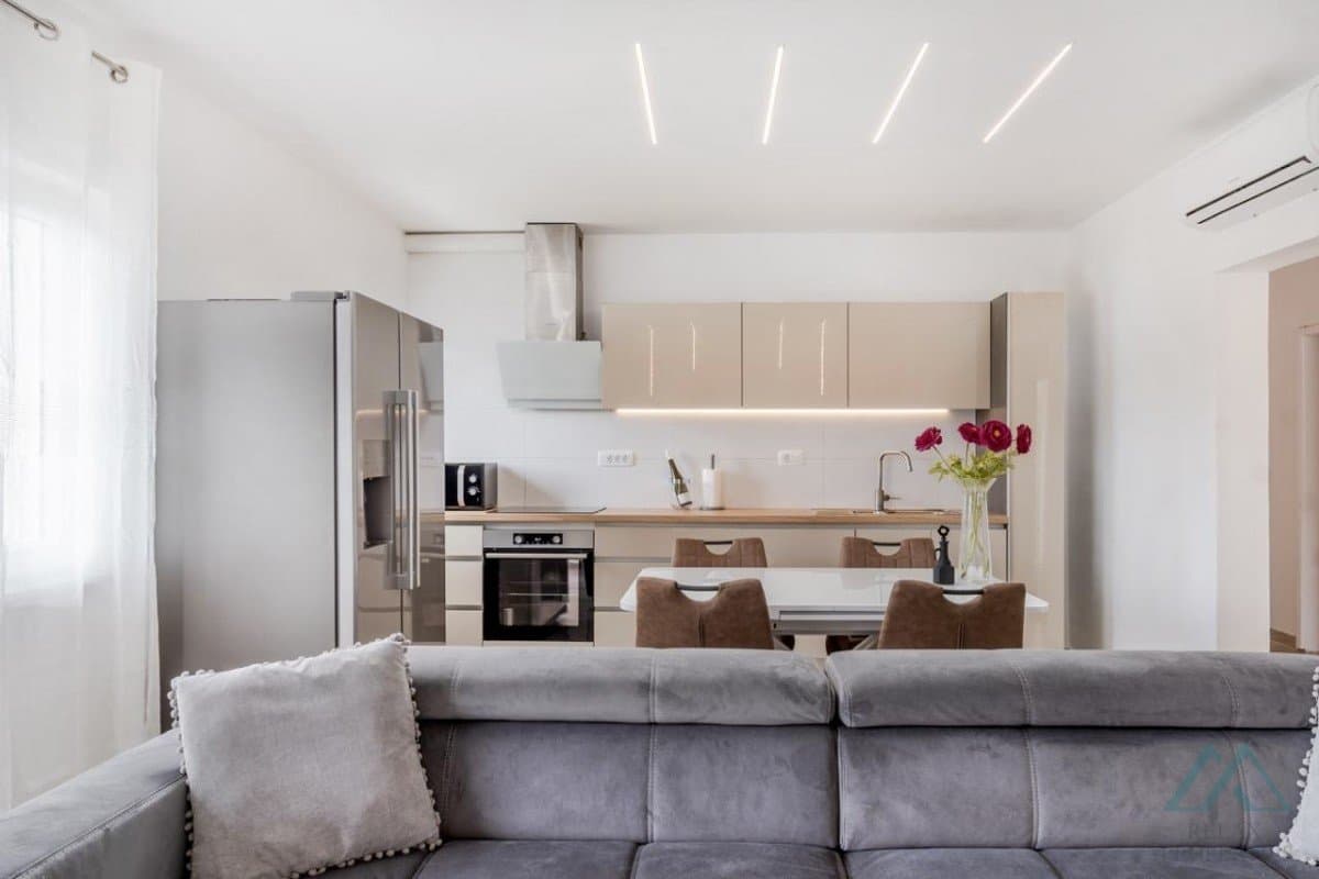 Zrekonštruovaný apartmán s výhľadom na more a veľkou záhradou – Trogir, 100 m od mora - 4