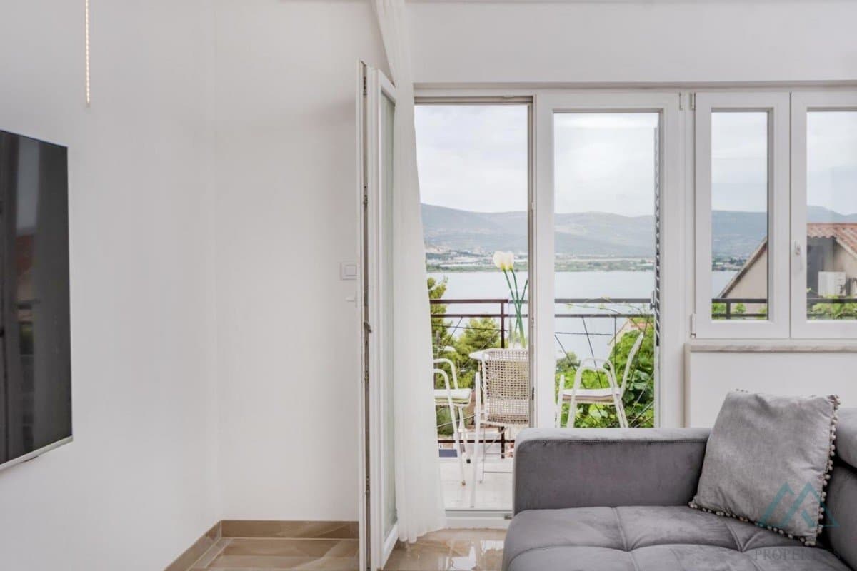 Zrekonštruovaný apartmán s výhľadom na more a veľkou záhradou – Trogir, 100 m od mora - 5