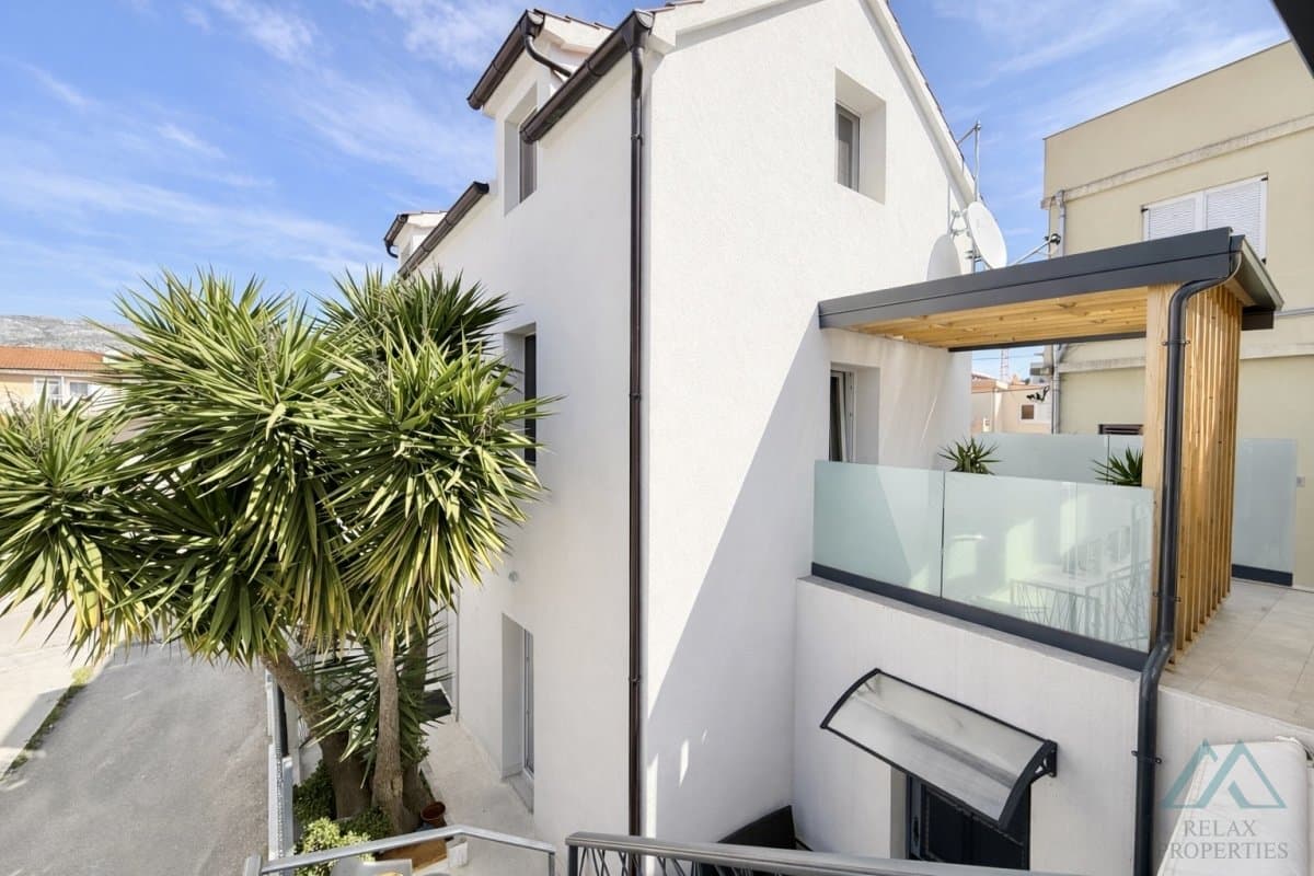 Moderný apartmánový dom so 6 jednotkami – Trogir, 150 m od mora, výborná investícia - 1