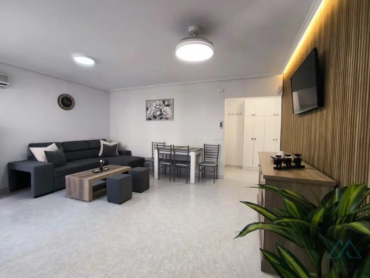 Zrekonštruovaný apartmán s terasou a bazénom, 600 m od pláže, Torrevieja - 2