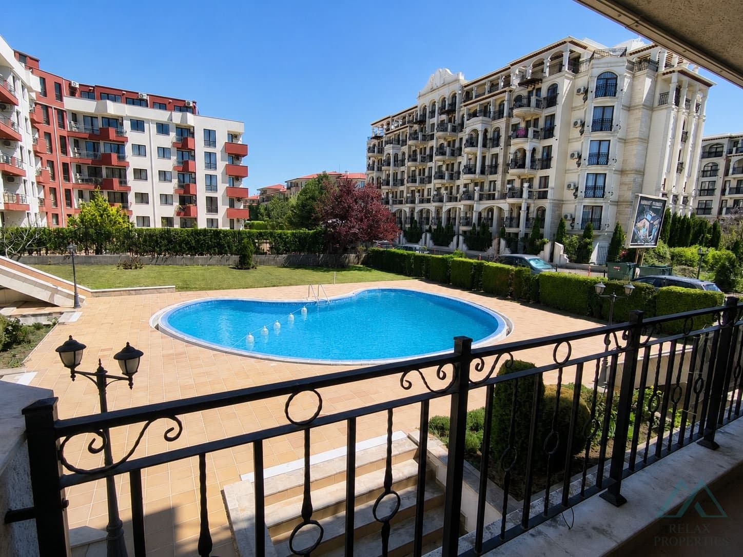 Zariadený 2-izbový apartmán s výhľadom na bazén v centre Slnečného pobrežia - 1