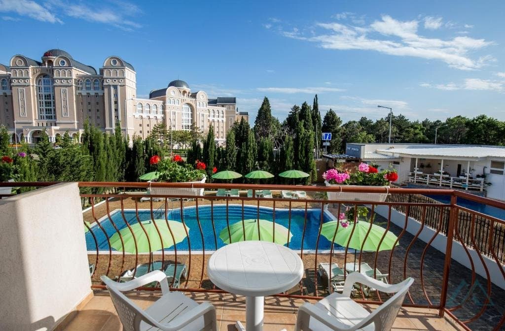 2-izbový apartmán s výhľadom na bazén, 300 m od mora – Sveti Vlas - 1