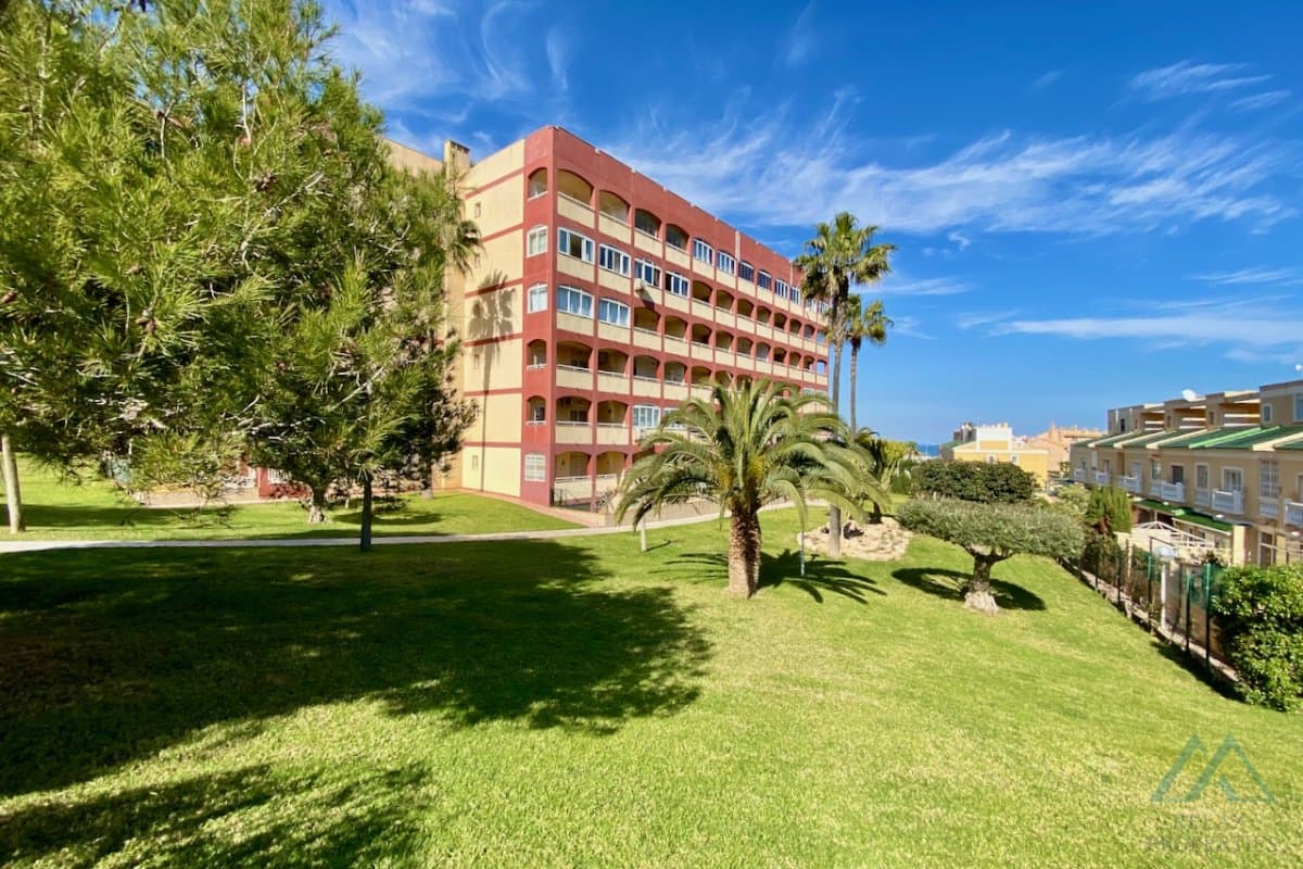 Apartmán s presklenou terasou a výhľadom na more v komplexe Torresol, La Mata, Španielsko - 5